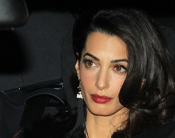 Amal Clooney pi píjezdu na posvatební oslavu