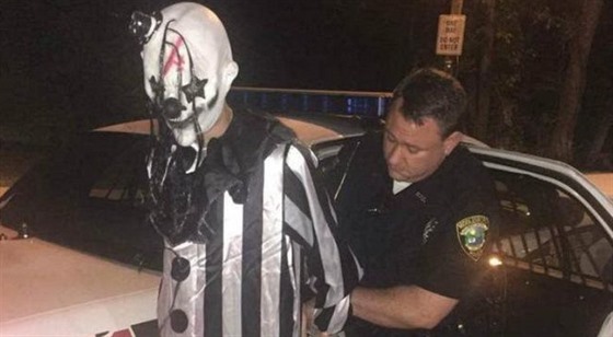 Jonathana Martina v erno-bílé masce klauna obvinila policie z výtrnictví.