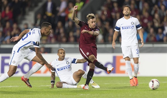 Sparanský útoník Václav Kadlec stílí první gól proti Interu Milán.