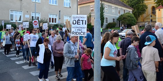 Lidé ve Chválenicích chtjí obchvat, v nedli blokovali hlavní silnici na eské...