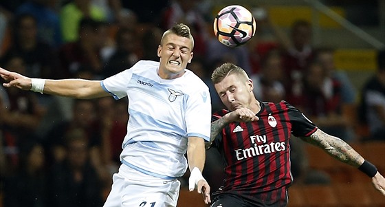 Juraj Kucka (vpravo) z AC Milán v hlavikovém souboji se Sergejem Milinkoviem...