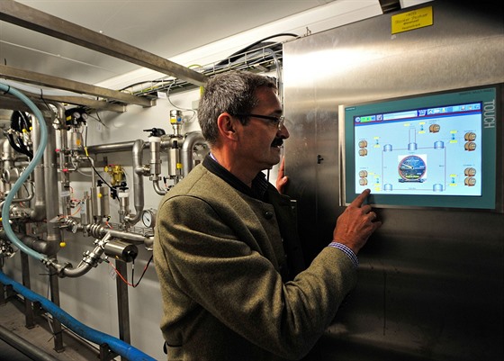 Systém regulující distribuci piva (zejména tlak v trubkách) v oktoberfestovém pivním stanu.