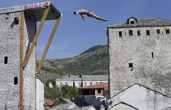 Momentka ze závodu Svtové série v extrémních skocích do vody v Mostaru