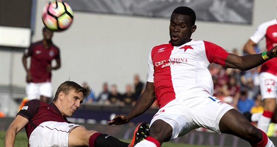 Michael Ngadeu Ngadjui (v ervenobílém) je jedním z hrá, kterého Slavia nala pomocí datového skautingu.