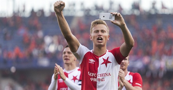 Po posledních pti zápasech Slavia slavila. Na snímku si radost z vítzného derby uívá Antonín Barák.