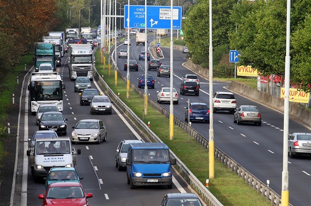 Kvli rekonstrukci elezniního pejezdu v Tuhnicích se v Karlových Varech...