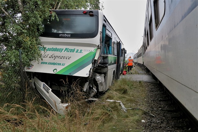 U Luan na Plzesku se srazil osobní vlak s autobusem. (20. záí 2016)