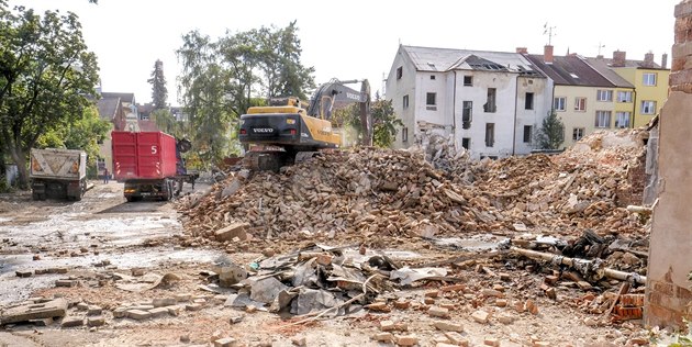 Demolice tiskárny v pardubické Smilov ulici jde velmi rychle dopedu.