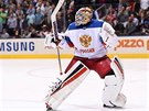 Ruský hokejový branká Sergej Bobrovskij slaví vítzství nad Severní Amerikou...