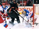 Sergej Bobrovskij zasahuje ped Johnnym Gaudreauem v utkání mezi Ruskem a...