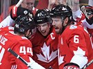 Marc-Edouard Vlasic a Shea Weber slaví první kanadský gól se stelcem Crosbym.