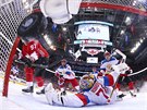 Sidney Crosby pekonává Sergeje Bobrovskiho v semifinále Kanada - Rusko.