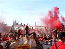 MY JSME TEN KLUB, KTERÝ MÁ ZVUK... Slávističtí fandové pochodují na derby. MY JSME TEN KLUB, KTERÝ MÁ ZVUK... Slávističtí fandové pochodují na derby.