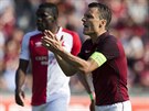 POJĎME! Sparťanský kapitán David Lafata hecuje spoluhráče v derby, v pozadí je... POJĎME! Sparťanský kapitán David Lafata hecuje spoluhráče v derby, v pozadí je...