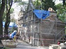 Na Olšanském hřbitově opravuje správa hřbitova rozpadlé krásné kaplové hrobky, konečně bude tento starý hřbitov vypadat, jak se na pohřebiště sluší. Na Olšanském hřbitově opravuje správa hřbitova rozpadlé krásné kaplové hrobky, konečně bude tento starý hřbitov vypadat, jak se na pohřebiště sluší.