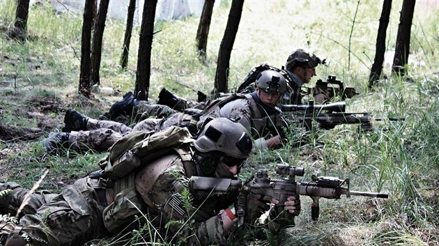Airsoftové hry jsou zajímavé i pro armádu, vyzkouší si na nich techniku, ale... Airsoftové hry jsou zajímavé i pro armádu, vyzkouší si na nich techniku, ale...