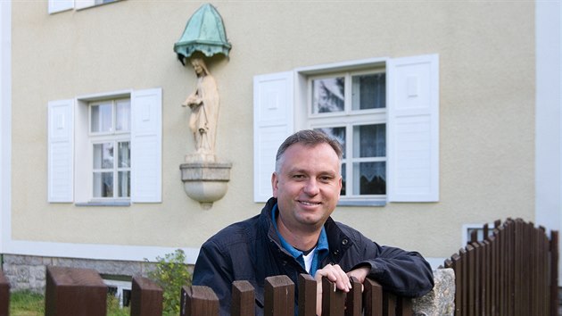 Farář Bartoloměj Černý před farou s vítěznou omítkou. Farář Bartoloměj Černý před farou s vítěznou omítkou.