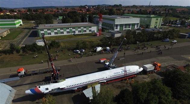 Vládní speciál Tu-154M po Velkém přeletu na letištní ploše v Kunovicích. Vládní speciál Tu-154M po Velkém přeletu na letištní ploše v Kunovicích.