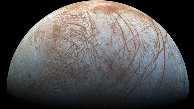Pohled na měsíc Europa tak, jak by se jevil pozorovateli na jeho oběžné dráze. Pohled na měsíc Europa tak, jak by se jevil pozorovateli na jeho oběžné dráze.