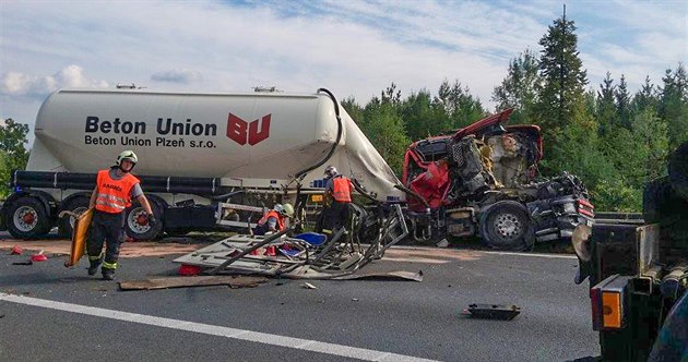 Cisterna, která vozí betonové a maltové směsi, srazila na dálnici D5 člověka.... Cisterna, která vozí betonové a maltové směsi, srazila na dálnici D5 člověka....