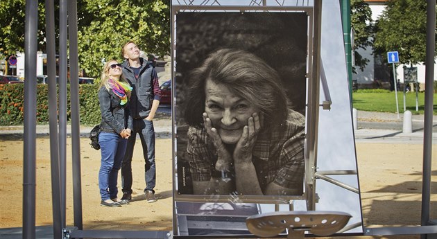 U Zvonu v Plzni je k vidění obří kolo s dvanácti černobílými portréty... U Zvonu v Plzni je k vidění obří kolo s dvanácti černobílými portréty...