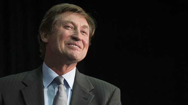 Wayne Gretzky je k dispozici fanouškům během Světového poháru v Torontu. Wayne Gretzky je k dispozici fanouškům během Světového poháru v Torontu.