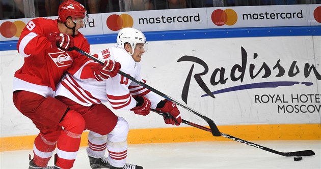 Hokejový útočník Lukáš Radil (vlevo) v dresu Spartaku Moskva Hokejový útočník Lukáš Radil (vlevo) v dresu Spartaku Moskva