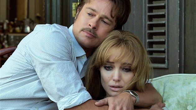 Brad Pitt a Angelina Jolie ve filmu U moře (2015) Brad Pitt a Angelina Jolie ve filmu U moře (2015)