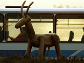 Socha kozla na kruhovém objezdu u karlovarské KV Areny Socha kozla na kruhovém objezdu u karlovarské KV Areny