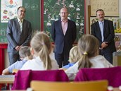 Prvňáci ze Zlína šli do školy v neděli. Přijel je totiž navštívit premiér... Prvňáci ze Zlína šli do školy v neděli. Přijel je totiž navštívit premiér...