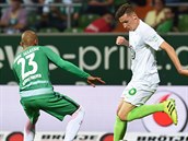 Obrnce Theo Gebre Selassie z Werderu Brmy zasahuje proti pronikajcmu...