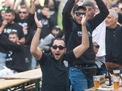 Řečtí fanoušci se baví v centru Liberce před zápasem Evropské ligy s místním... Řečtí fanoušci se baví v centru Liberce před zápasem Evropské ligy s místním...