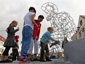 Novou atrakcí na žďárském náměstí je drátěná socha připomínající tradici... Novou atrakcí na žďárském náměstí je drátěná socha připomínající tradici...