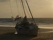 Fotografie vypadá poeticky, bylo to však drama. Teď už Alya odpočívá na břehu... Fotografie vypadá poeticky, bylo to však drama. Teď už Alya odpočívá na břehu...