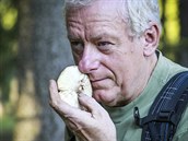 Houby se dají rozpoznat i podle širokého spektra vůní. Když houbař váhá,... Houby se dají rozpoznat i podle širokého spektra vůní. Když houbař váhá,...