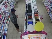 Zboží si mladík cpal pod bundu přímo u kamery Zboží si mladík cpal pod bundu přímo u kamery
