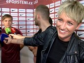 Reportér ukazuje bulvární novinářce sportovní svět Reportér ukazuje bulvární novinářce sportovní svět