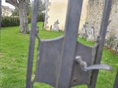 Před čtrnácti lety se minorité a zástupci města dohodli, že tuto mříž o... Před čtrnácti lety se minorité a zástupci města dohodli, že tuto mříž o...