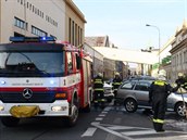 V pražské ulici Svornosti se střetl mercedes s motorkářem. Ten skončil s úrazem... V pražské ulici Svornosti se střetl mercedes s motorkářem. Ten skončil s úrazem...