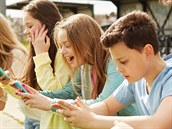 Teenagei v zaujet svch smartphon.