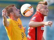 Jan Juroška (vlevo) z Dukly a Milan Lutonský ze Zbrojovky Brno bojují o míč. Jan Juroška (vlevo) z Dukly a Milan Lutonský ze Zbrojovky Brno bojují o míč.