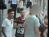 Policie pátrá po posledním z šestice mladíků, kteří v červenci napadli muže v... Policie pátrá po posledním z šestice mladíků, kteří v červenci napadli muže v...