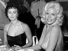 Legendární fotografie, na které hereka Sophia Lorenová nepokryt odsuzuje...