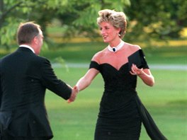 Britská princezna Diana svými modely, které mnozí povaovali za píli odváné...