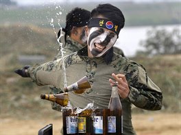 PEBORNÍK. Jihokorejský voják ze speciálních jednotek rozbíjí sklenné lahve...