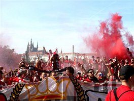 MY JSME TEN KLUB, KTERÝ MÁ ZVUK... Slávistití fandové pochodují na derby.