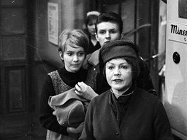 Daniela Koláová a Blanka Waleská ve filmu Konec velké epochy (1965)