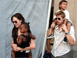 Angelina Jolie, Brad Pitt a jejich dti Zahara a Maddox (Bombaj, 12. listopadu...