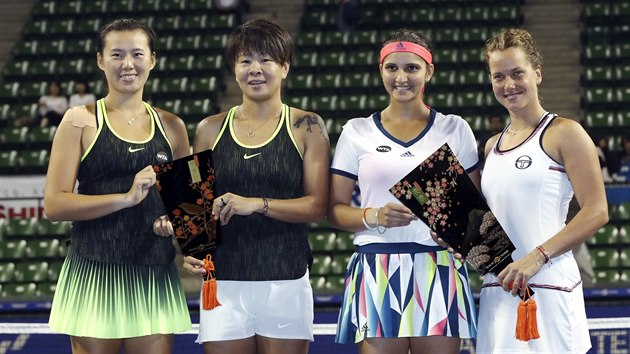 Barbora Strcov (vpravo) s Indkou Saniou Mirzaovou si uvaj triumf v Tokiu. Vedle nich jsou poraen finalistky Liang chen a Jang ao-san (vlevo).