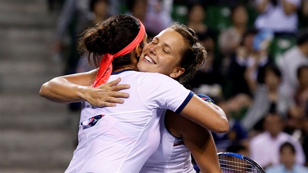 Barbora Strcov (vpravo) s Indkou Saniou Mirzaovou si uvaj triumf na turnaji v Tokiu.